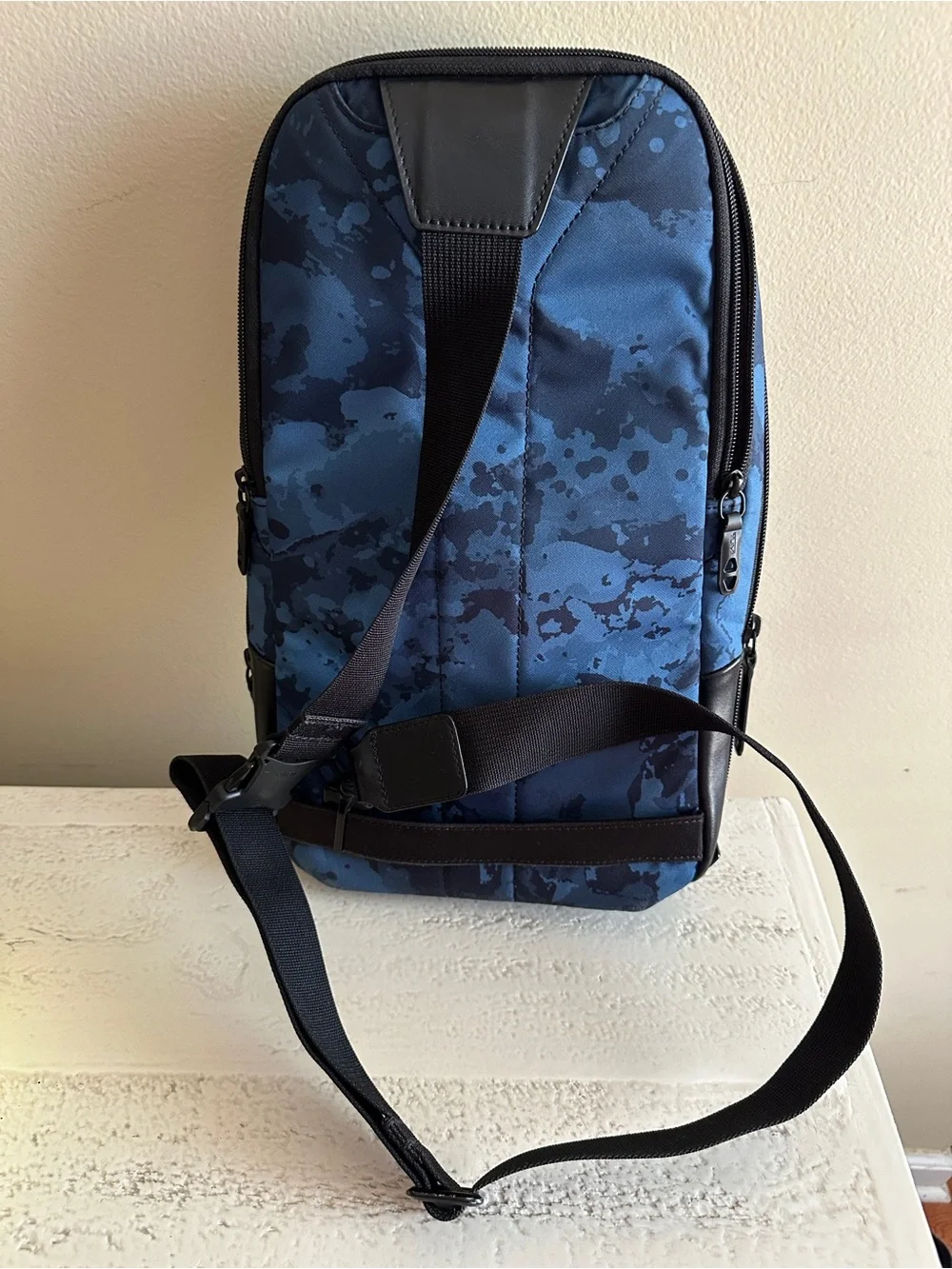 Tumi compact sling